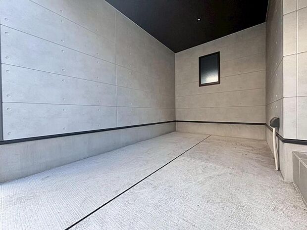 玄関につながる駐車スペースなので、重い荷物の出し入れの負担を最小限に抑えられます。