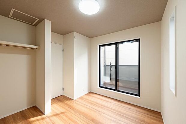 洋室4.1帖 家族個々の安らぎの空間。誰もが好みで飾れるシンプルな室内に仕上げてあります。