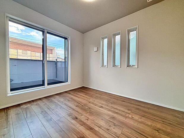 洋室5.2帖　大きな窓からたっぷりと陽光が注がれる明るい空間。日々の疲れを癒してくれる主寝室。