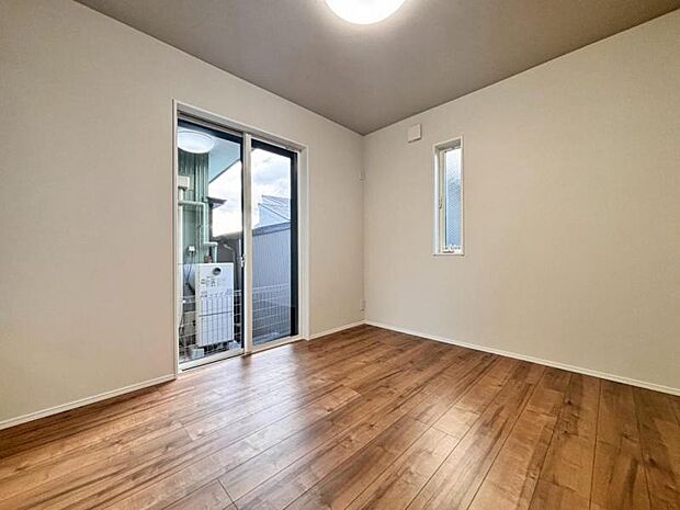 洋室6.0帖　窓からたっぷりと陽光が注がれる、明るく快適なプライベート空間となっています。