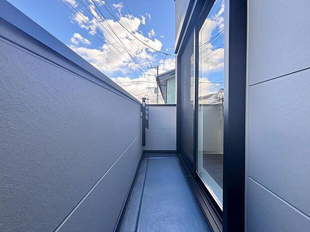 陽の光に照らされるバルコニーを、爽やかな涼風が吹き抜けていきます。