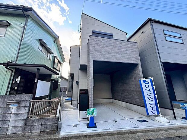 建物につながる駐車スペース。重いものの、荷物の出し入れも安心です。