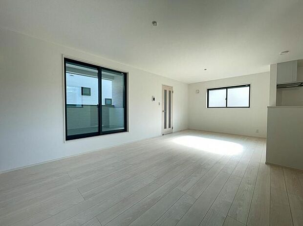 ゆったり17.8帖の広々リビング。明るさと風が入る窓配置が安らげる空間を演出します。(2025.8.3撮影)