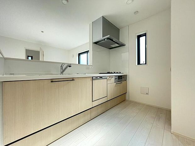 広々としたキッチンスペース。食洗機と浄水器が付き、収納力のあるキッチンは料理が捗ります。(2025.8.3撮影)