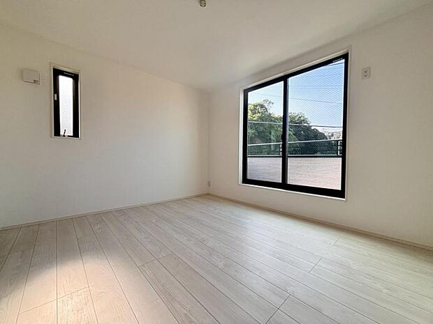 大きな窓からたっぷりと陽光が注がれる明るい空間。一日の疲れをいやしてくれる主寝室。(2025.8.3撮影)