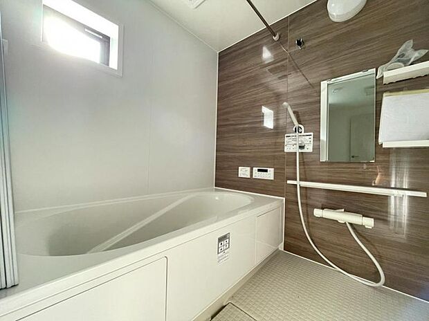 浴槽は跨ぎやすいよう配慮されており、シャワーヘッドの位置も変えられる、使い勝手の良い浴室です。(2025.8.3撮影)