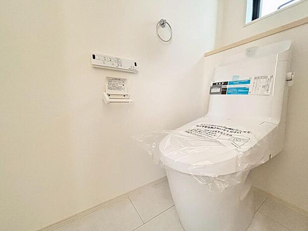 換気と明るさに配慮した、清潔感のあふれるトイレです。落ち着いた空間で安らぎのひとときをお過ごしいただけます。(2025.8.3撮影)