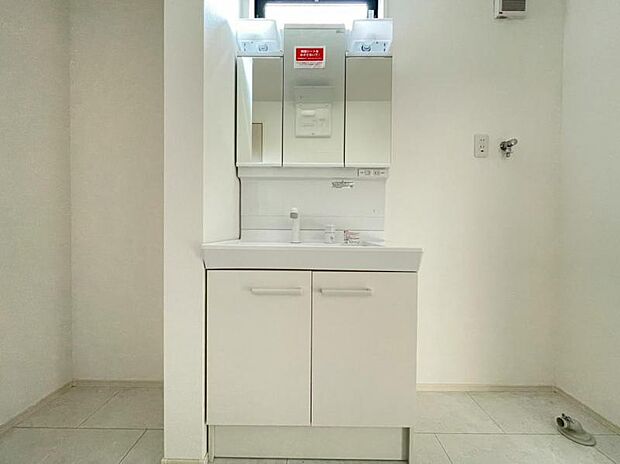 三面鏡の付いた洗面化粧台は、鏡面裏側にも機能的な収納を配置。普段使いの洗面小物やスキンケア用品などが衛生的に保管できます。(2025.8.3撮影)