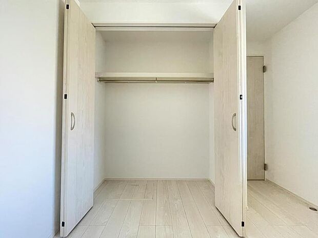 ベッドルームにも空間を上手く利用し、クローゼットを設置。クローゼットを有効活用すれば、生活空間をより上質なものにしてくれるでしょう。（2025.8.3撮影）