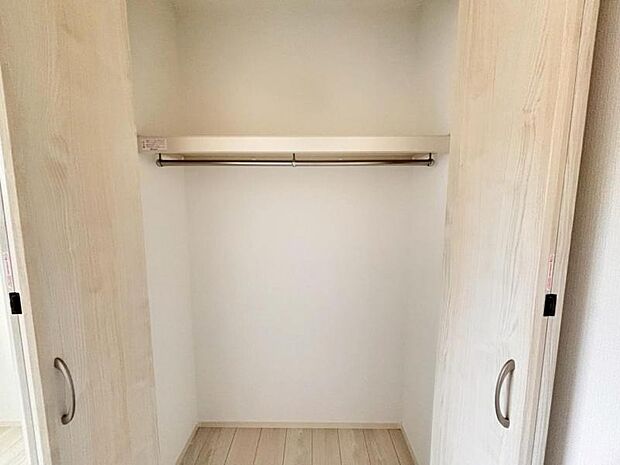 各居室にクローゼットがあり、洋服ダンスなどを置く必要がないのでお部屋を広く使えます。（2025.8.3撮影）