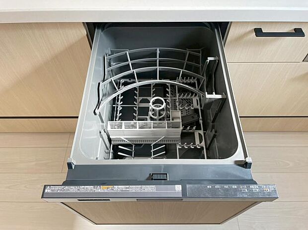 食器洗浄乾燥機 食器の後片付けに便利な食器洗浄乾燥機を標準装備。ビルトインタイプなので見た目もスッキリ、特に共働き世帯のご家族には必須品です。
