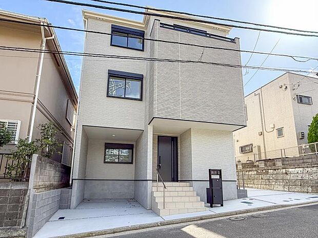 街に溶けこみ美しい景観を生み出すこの邸宅は、採光や風通しまで考え抜いて造りあげました。