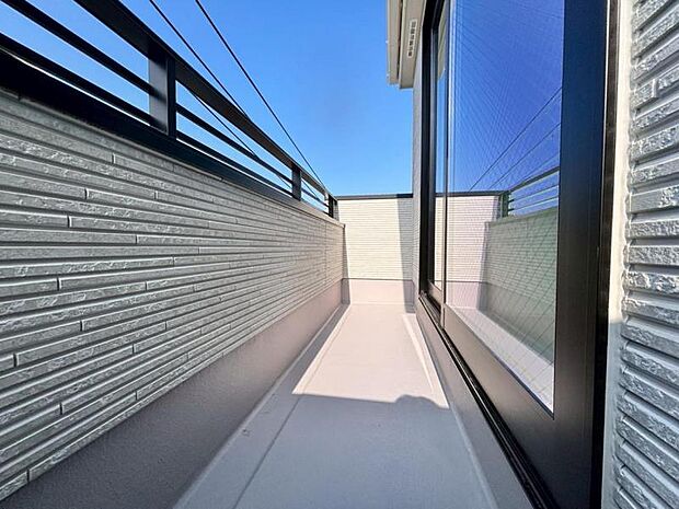 陽の光に照らされるバルコニーを、爽やかな涼風が吹き抜けていきます。(2025.8.3撮影)