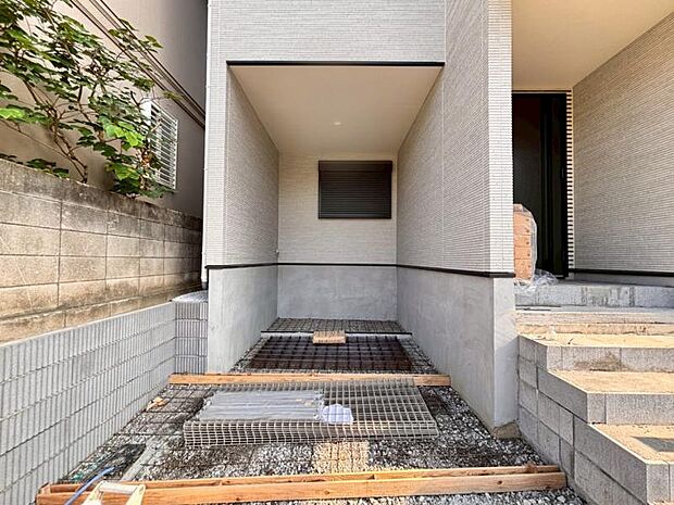 建物につながる駐車スペース。重いものの、荷物の出し入れも安心です。(2025.8.3撮影)