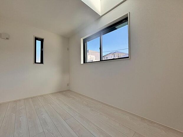 家族個々の安らぎの空間。天窓付きで明るく、誰もが好みで飾れるシンプルな室内に仕上げてあります。（2025.8.3撮影）