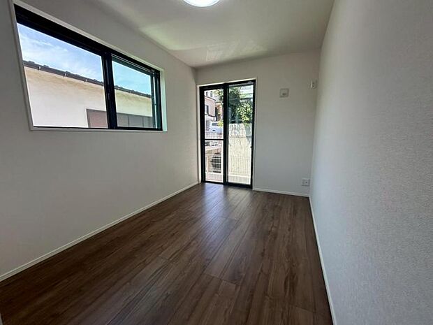 大きな窓からたっぷりと陽光が注がれる明るい空間。一日の疲れをいやしてくれる主寝室。（2025.6.28撮影）