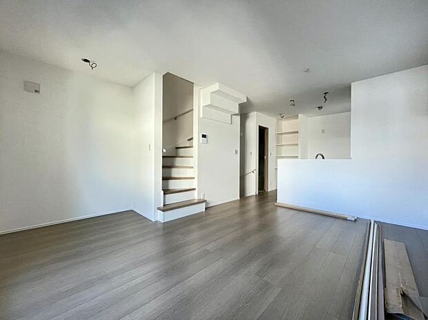 動線を繋ぐリビングイン階段で開放的な室内に挨拶の声が元気に響きます。(2025.11.22撮影)