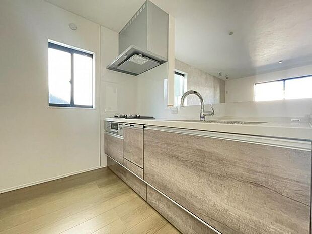 広々としたキッチンスペース。収納力のあるキッチンは料理が捗ります。カップボートや冷蔵庫を置いても十分なスペースができます。(2025.11.22撮影)