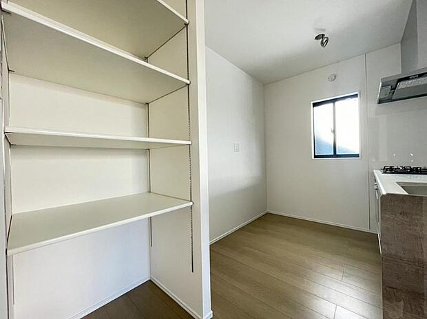 キッチン横のパントリーには、食品や飲料のほか、日常使う頻度の少ない調理器具や什器類をストックできます。(2025.11.22撮影)