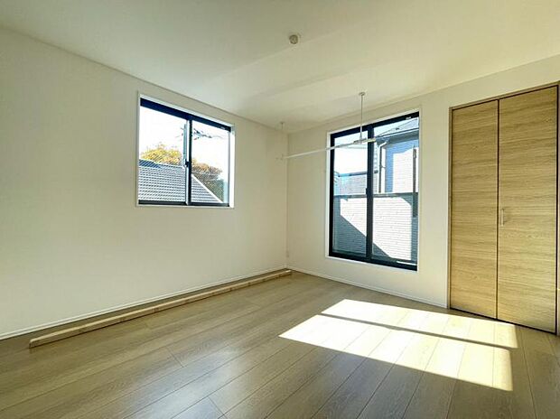 窓からたっぷりと陽光が注がれる、明るく快適なプライベート空間となっています。(2025.11.22撮影)