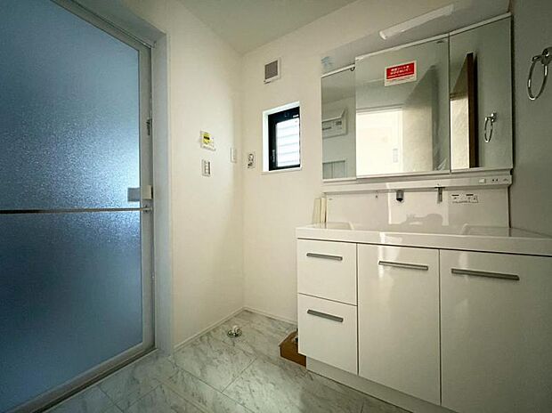 清潔感と機能性を備え、一日の始まりと終わりを心地よく演出してくれるパウダールームです。(2025.11.22撮影)