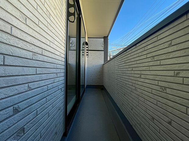 陽の光に照らされるバルコニーを、爽やかな涼風が吹き抜けていきます。(2025.11.22撮影)