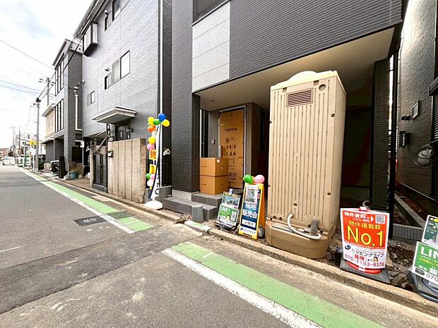 前面道路は約6.5mございます。毎日のお車の出し入れもストレスなく行えます。(2025.11.29撮影)