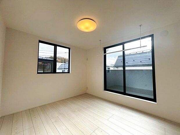 大きな窓からたっぷりと陽光が注がれる明るい空間。一日の疲れをいやしてくれる主寝室。