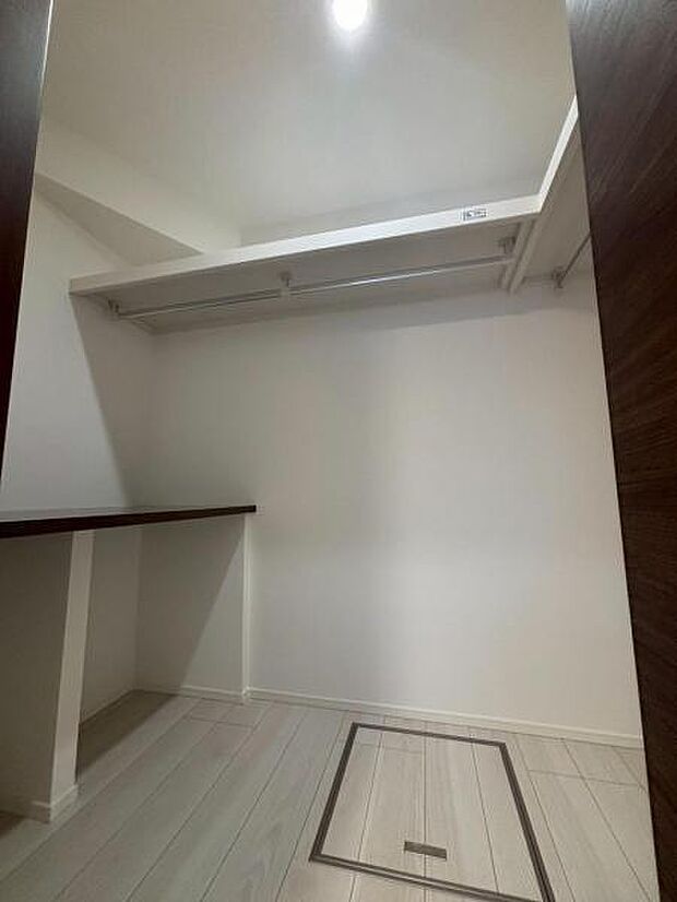 たくさんの洋服をかけることができる収納力と取り出しやすさが魅力のWIC。スーツケース、ストック品など何でも収納できる嬉しい空間です。