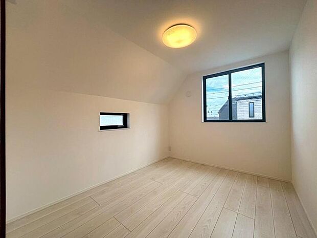 家族個々の安らぎの空間。誰もが好みで飾れるシンプルな室内に仕上げてあります。