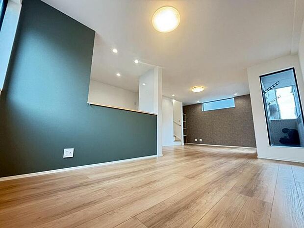 くつろげるリビングは話に夢中になりすぎて、ついつい時間を忘れてしまう。そんな束の間の幸せを感じさせてくれる場所です。