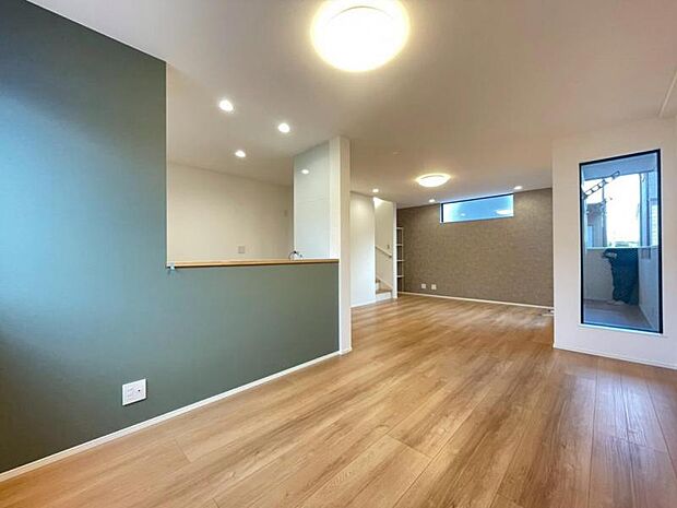 くつろげるリビングは話に夢中になりすぎて、ついつい時間を忘れてしまう。そんな束の間の幸せを感じさせてくれる場所です。