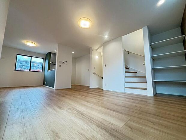 動線を繋ぐリビングイン階段で開放的な室内に挨拶の声が元気に響きます。