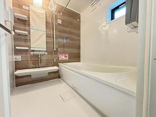 光に照らし出されたバスルーム。広い浴槽にゆっくりと身を沈め深く瞑想をすれば、また新たな活力が膨らんできます。