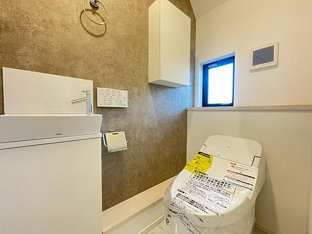 清潔感溢れるトイレ。落ち着いた空間で安らぎのひとときをお過ごしいただけます。