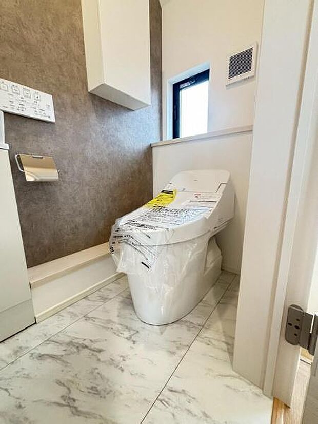 清潔感溢れるトイレ。落ち着いた空間で安らぎのひとときをお過ごしいただけます。