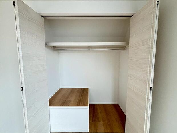 クローゼットには棚やハンガーパイプが付いており、スーツや上着などがスッキリ収納可能です。