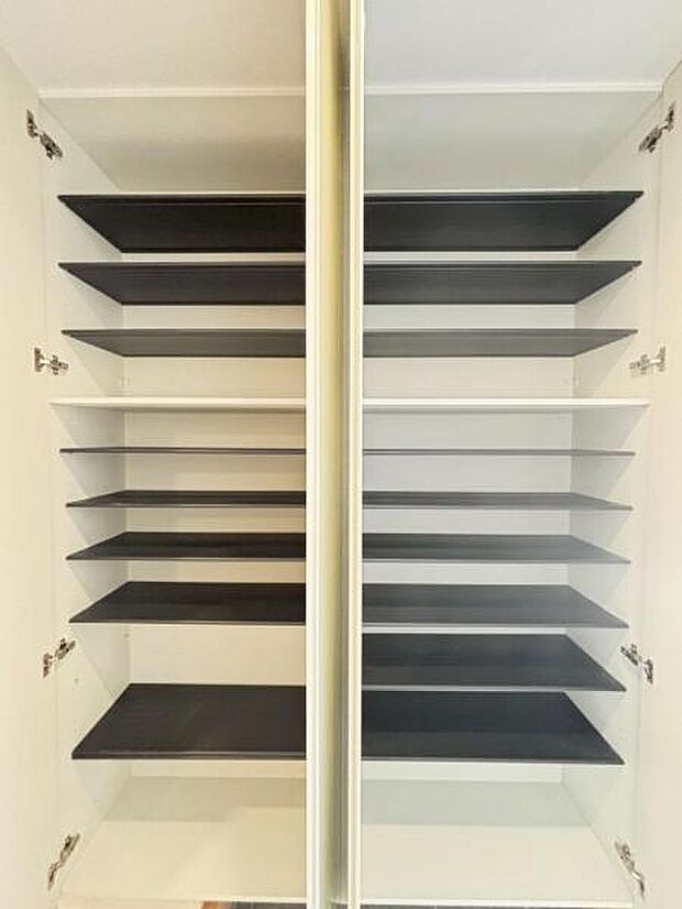 シューズボックスにはご家族みんなの靴をたっぷりの収納できます。