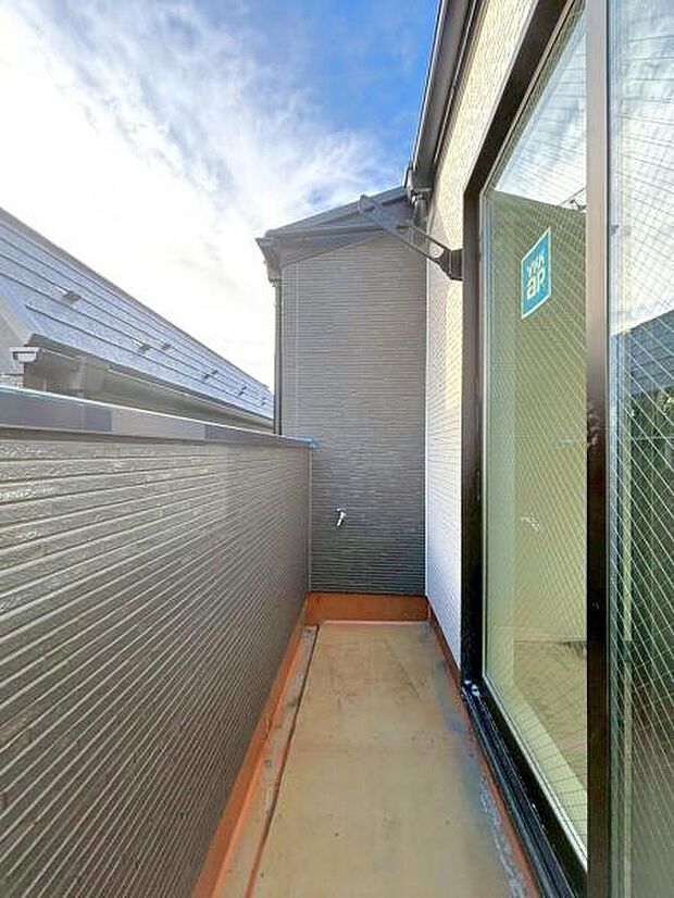 陽の光に照らされるバルコニーを、爽やかな涼風が吹き抜けていきます。