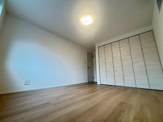 広々した納戸は、多目的にお使いいただける便利な空間です。