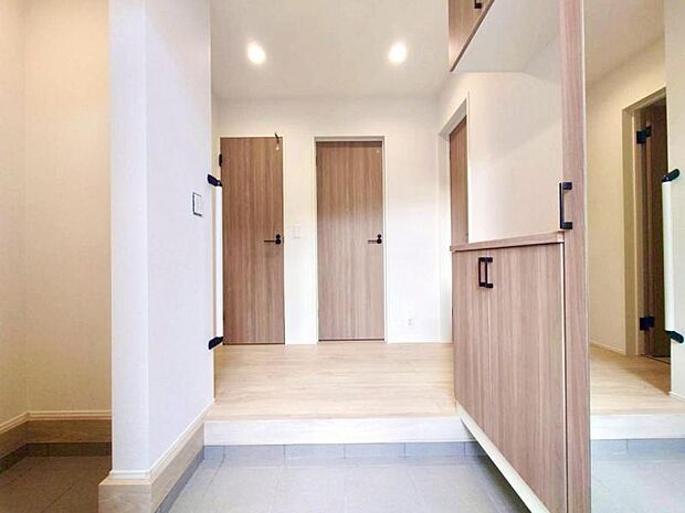 今後ご家族の「行ってきます」「ただいま」が行き交う空間になることでしょう。(2025.10.24撮影)