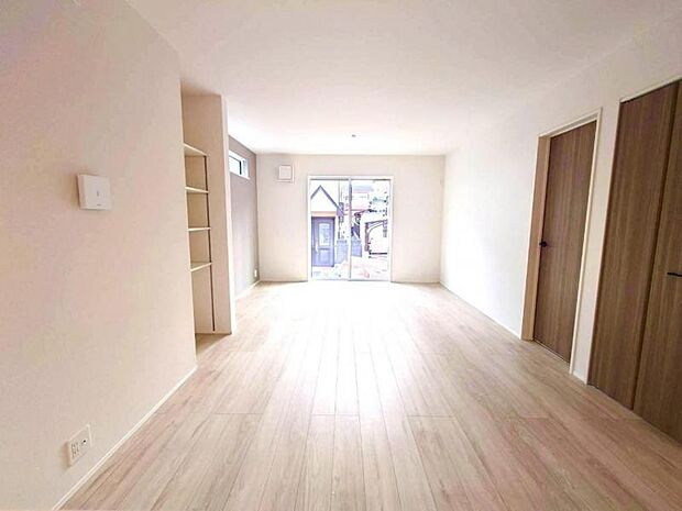 ソファーやダイニングテーブルを置いてもゆとりのある広々リビングです。ご家族みなさんで寛げる空間をぜひ現地で体感してみてください。（2025.10.24撮影）