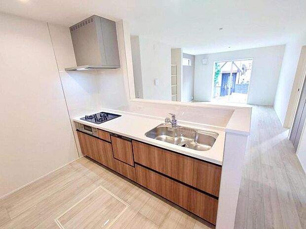 リビング全体が見渡せる対面式システムキッチン。食事の用意をしながら家族との会話も弾み笑顔溢れる空間です。(2025.10.24撮影)