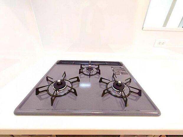 料理の幅を拡げてくれる三口コンロの使いやすいシステムキッチンを採用。(2025.10.24撮影)