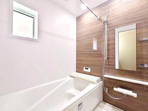 清潔感と和らぎあるカラーで統一し、ゆったりお使い頂ける柔らかな曲線で構成された、半身浴も楽しめるバスタブが心地よさをもたらします。（2025.10.24撮影）