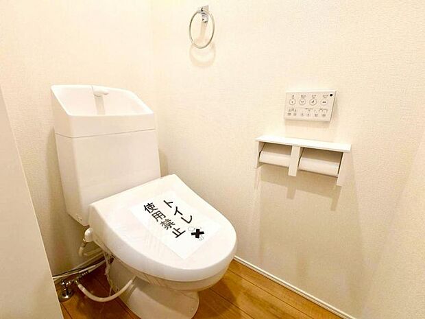 清潔感溢れるトイレ。落ち着いた空間で安らぎのひとときをお過ごしいただけます。(2025.10.24撮影)