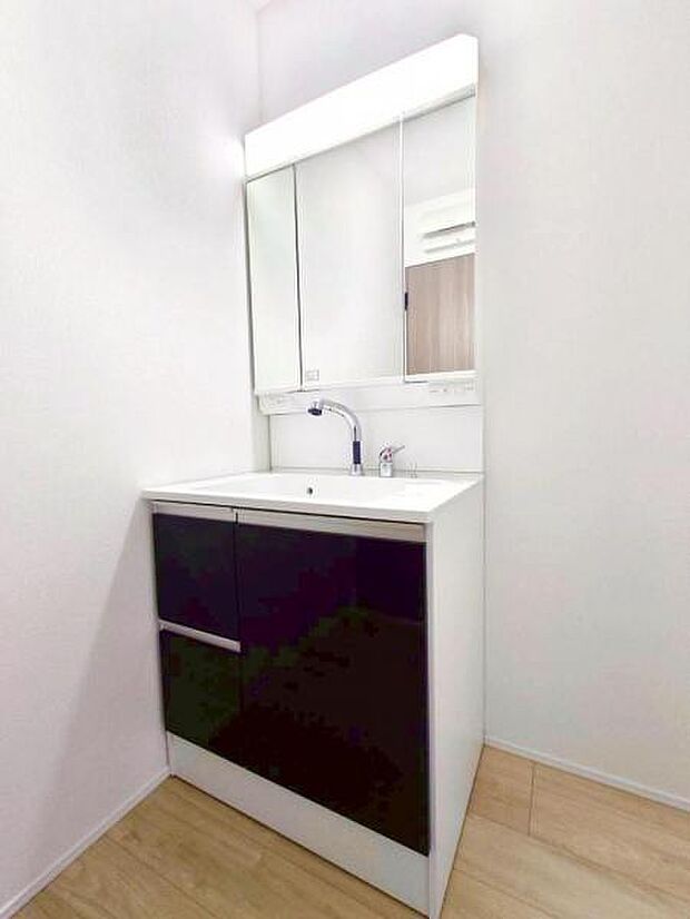 清潔感のあるワイドな洗面台は収納力もあり、いつでもすっきりとした洗面室に。（2025.10.24撮影）