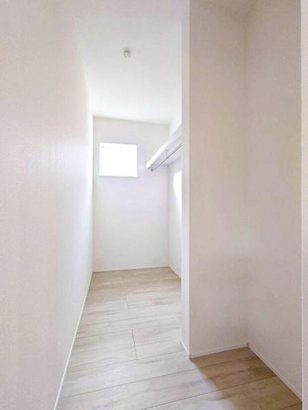 人気の高いファミリークローゼットを設置。家族の衣類や小物をまとめて収納できます。(2025.10.24撮影)