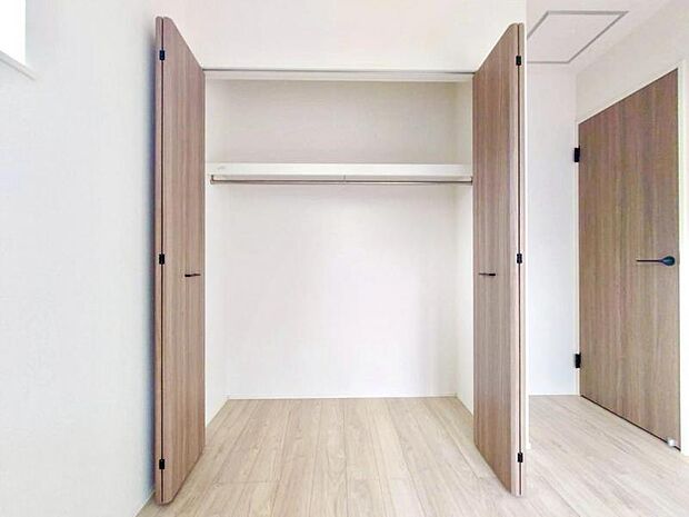 クローゼットには棚やハンガーパイプが付いており、スーツや上着などがスッキリ収納可能です。(2025.10.24撮影)