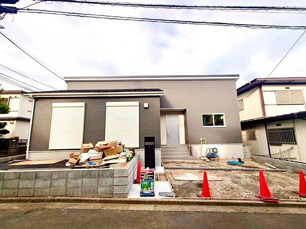 素材の持つ独特な存在感により「永く住み続ける住まい」にふさわしい住宅が完成しました。(2025.10.24撮影)